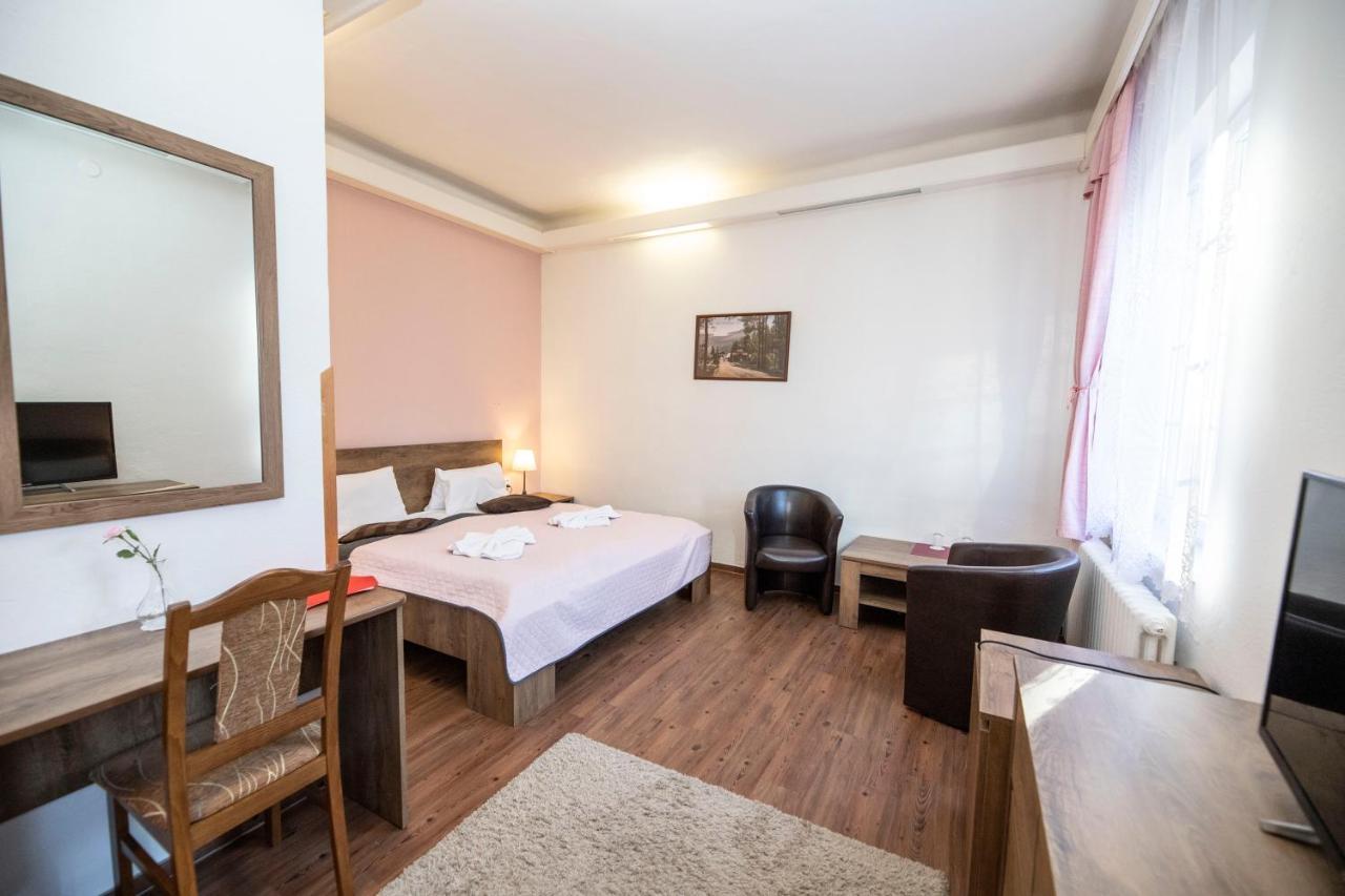 Hotel Dzban Карлова-Студанка Экстерьер фото
