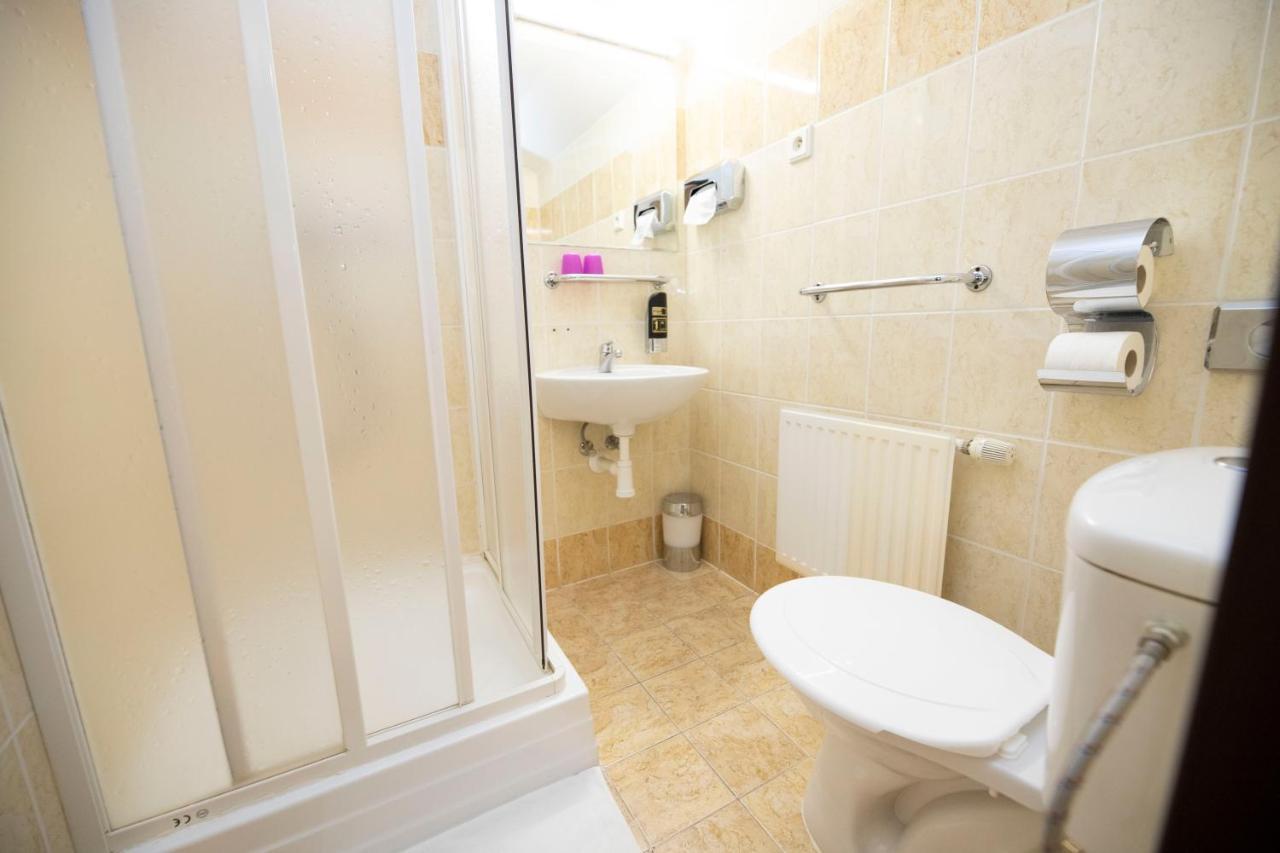 Hotel Dzban Карлова-Студанка Экстерьер фото