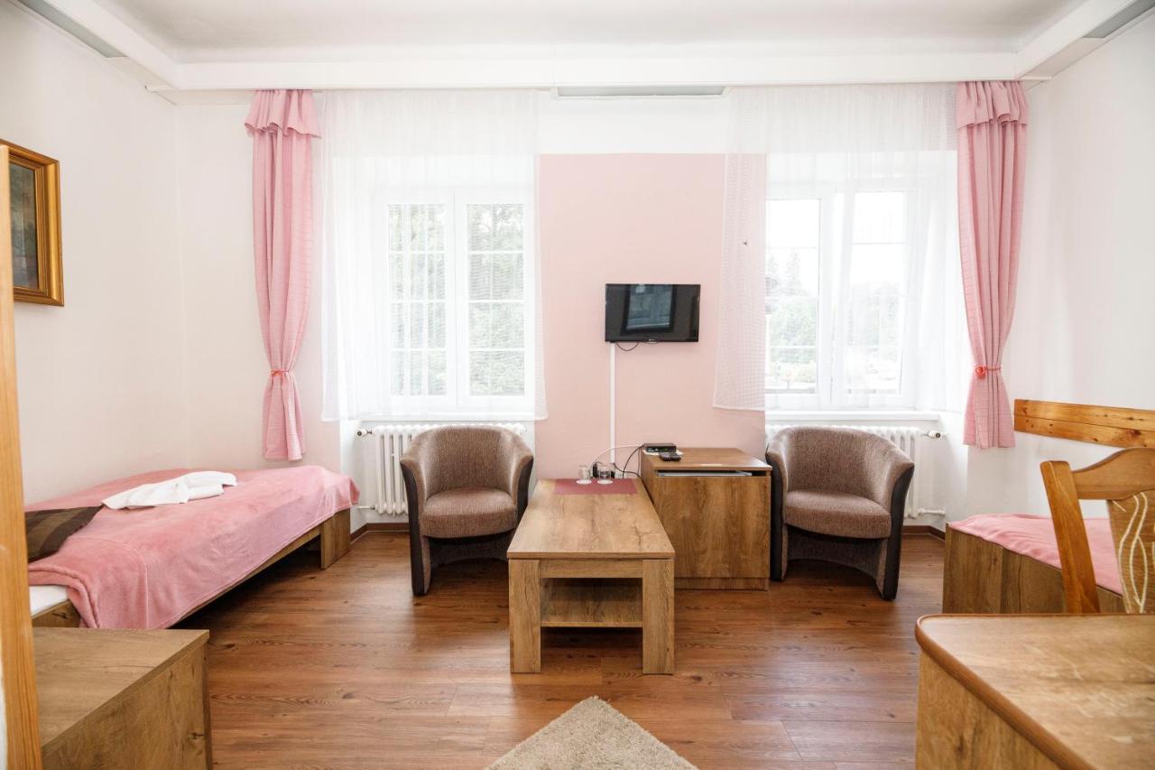 Hotel Dzban Карлова-Студанка Экстерьер фото