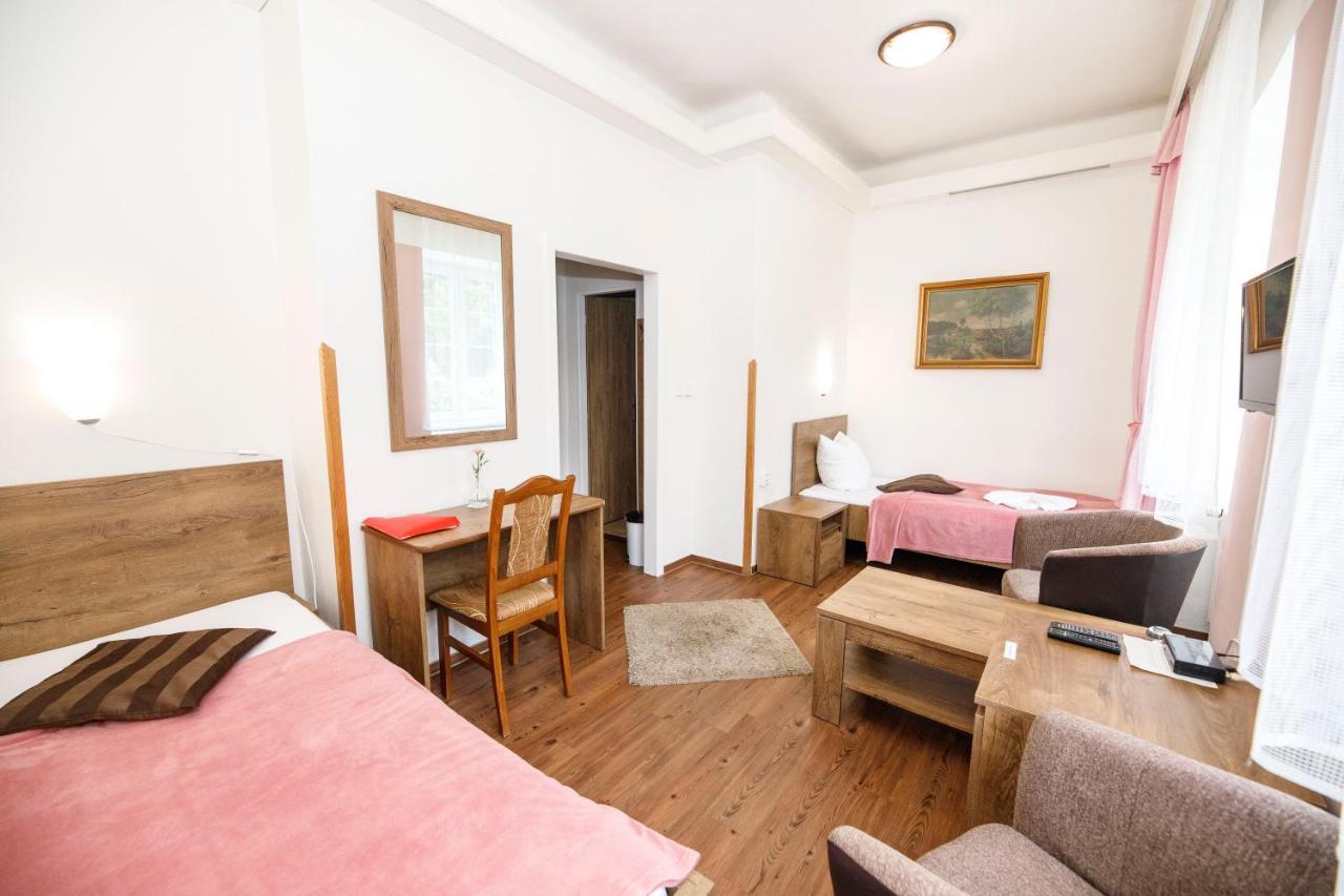 Hotel Dzban Карлова-Студанка Экстерьер фото