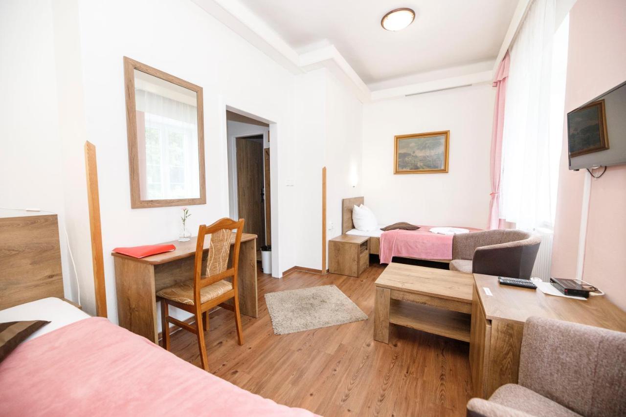 Hotel Dzban Карлова-Студанка Экстерьер фото