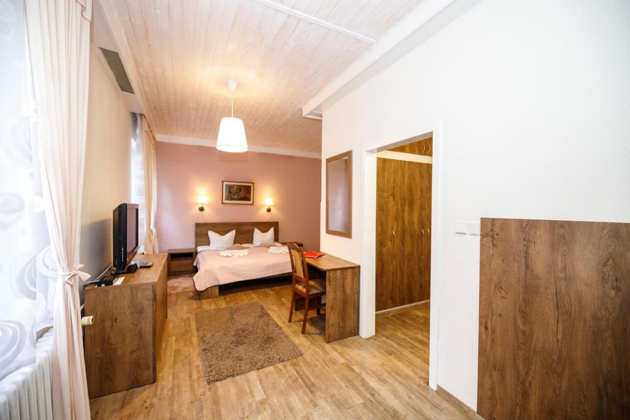 Hotel Dzban Карлова-Студанка Экстерьер фото